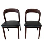 2 chaises en bois massif