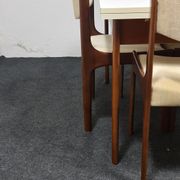 Table à manger vintage et chaises