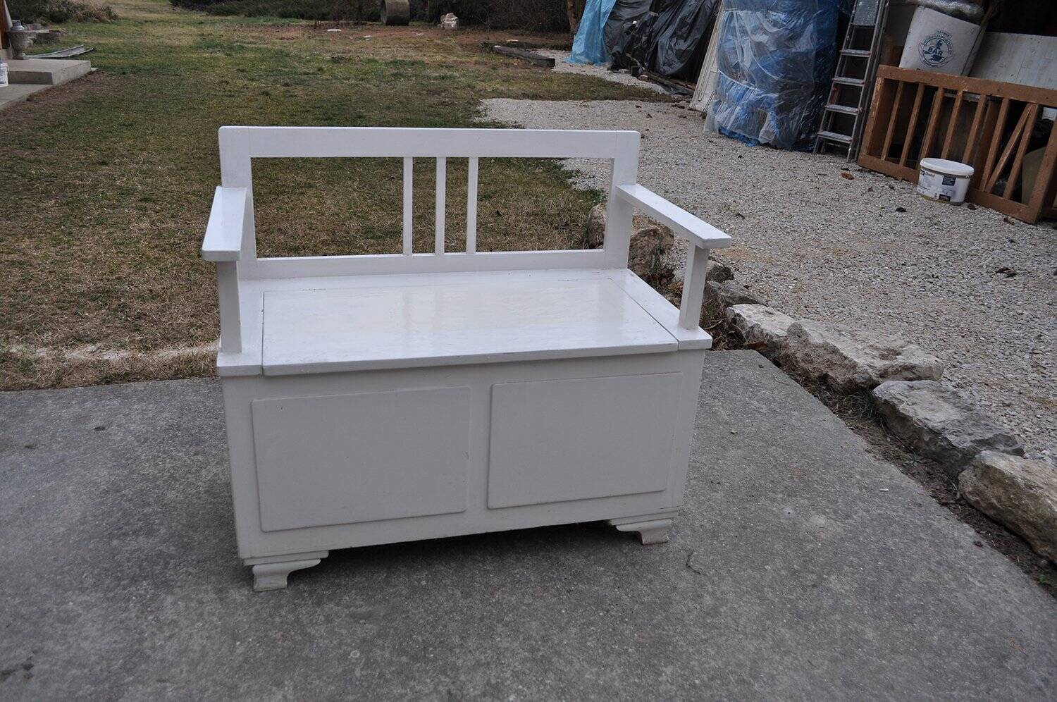 White painted pine Art Deco storage bench, filigree backrest, 1930s
