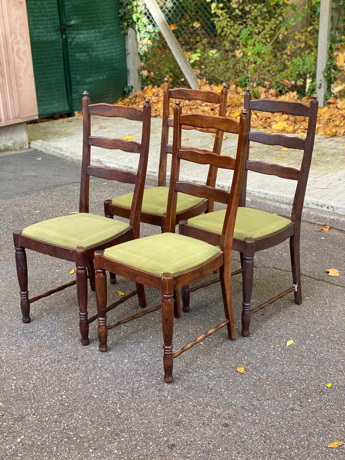 4 chaises bois massif et velours vert