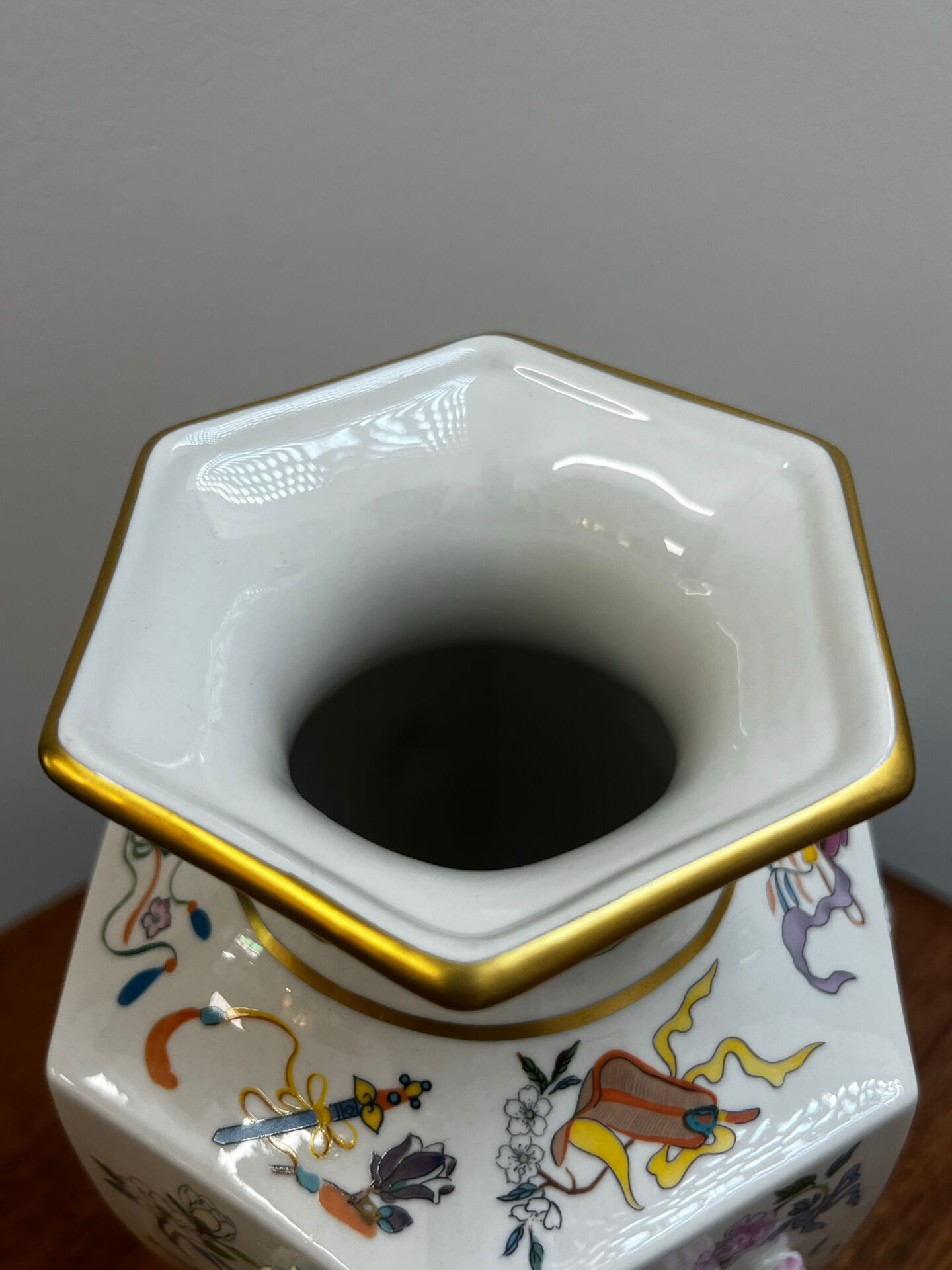Porcelain vase with flower decorations by Dawen Wang.