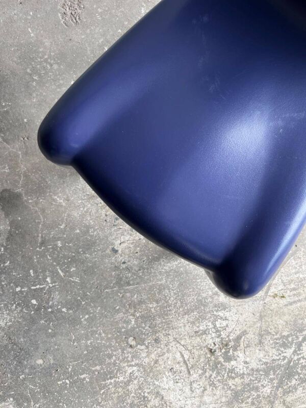 Fauteuil Louis 20 vintage Philippe Starck, coque en plastique moulé bleu et pieds en métal