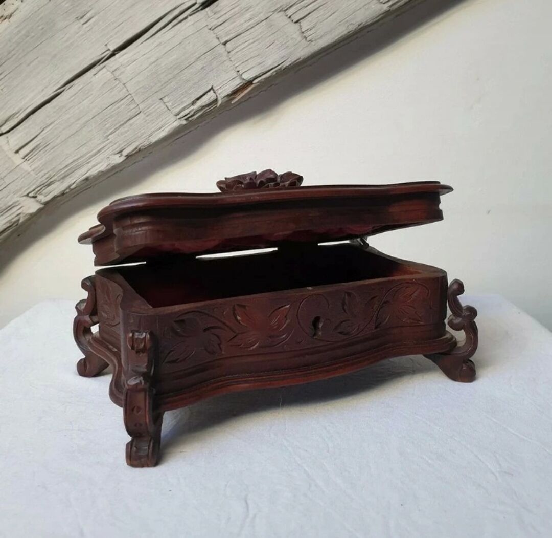 Ancienne boîte à bijoux en bois de la forêt noire