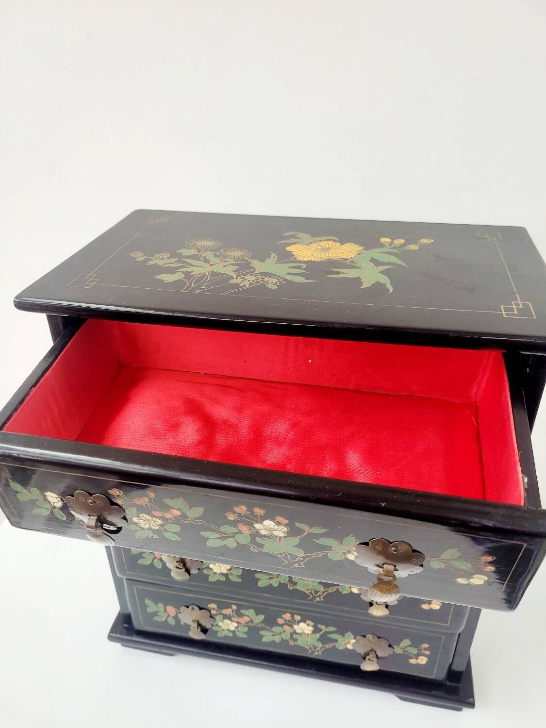 Lacquered jewelry box in chest shape with 4 drawers made in Shanghai