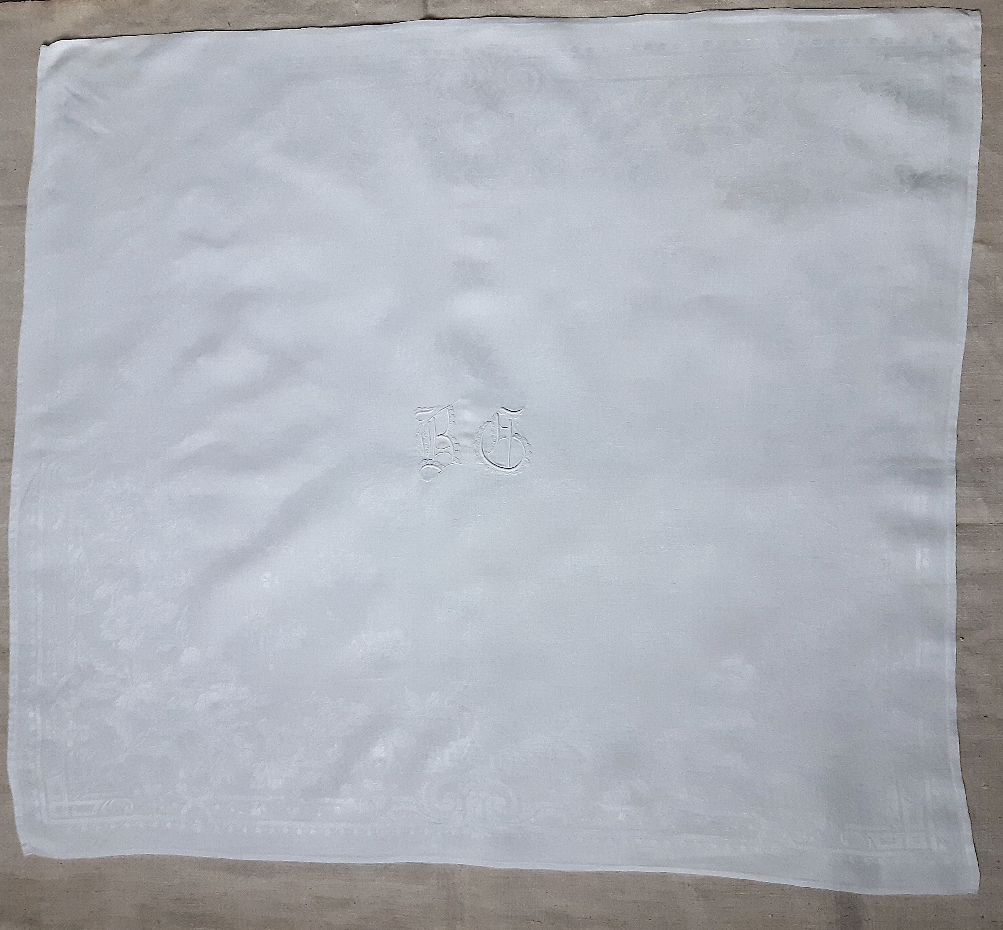 Nappe d'appoint damassée monogrammée "bg" 87 x 74 cm