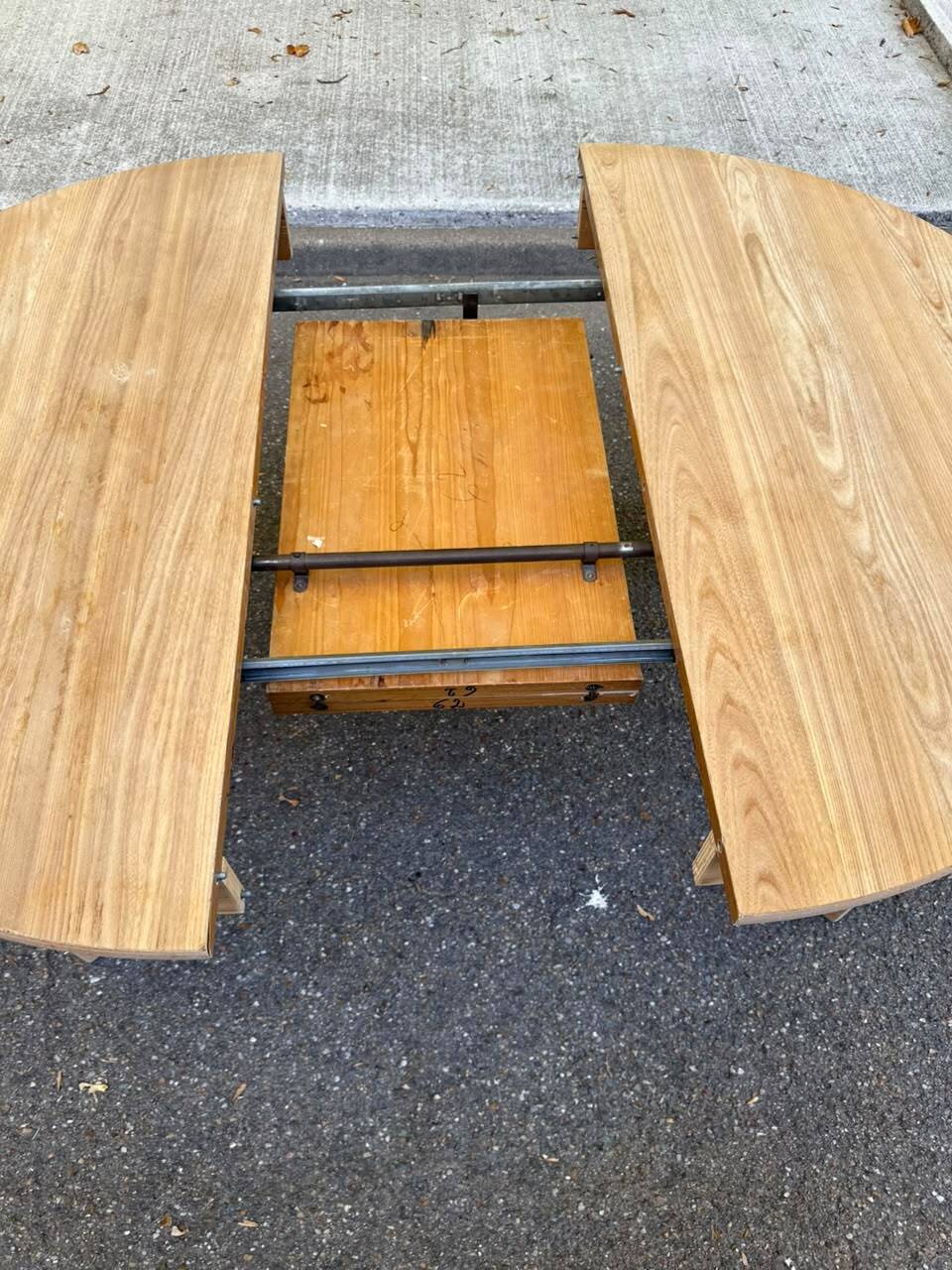 Table ronde extensible scandinave en bois clair décapé rallonge intégrée 19