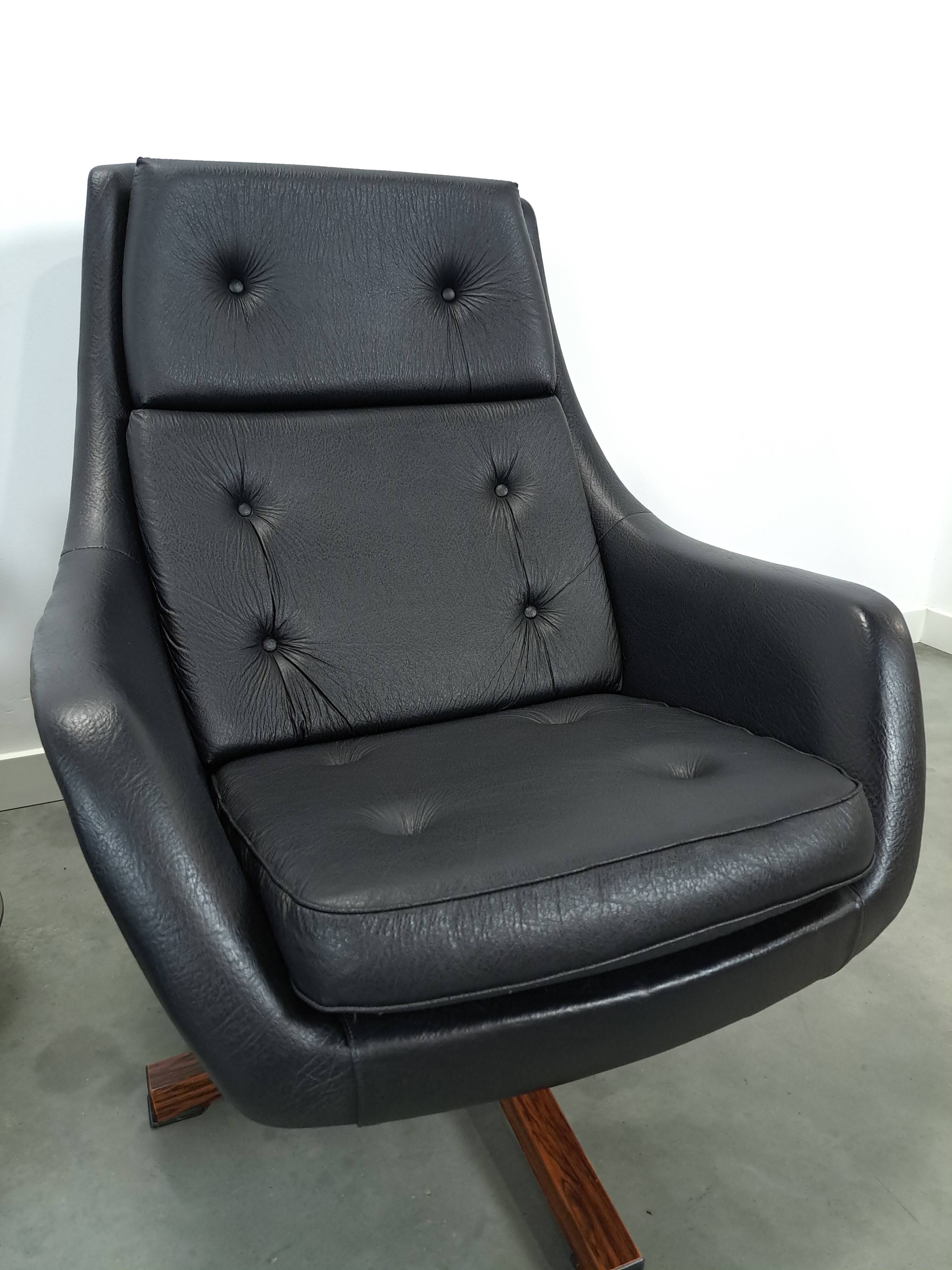 Fauteuil pivotant en similicuir noir provenant de Suède