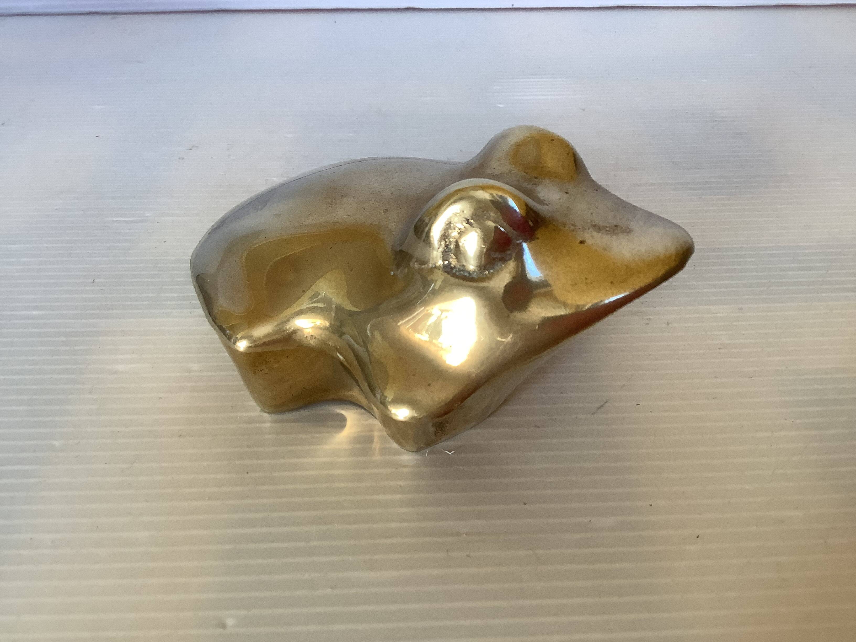 Zoomorphic frog shaped pocket emptier