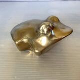 Zoomorphic frog shaped pocket emptier