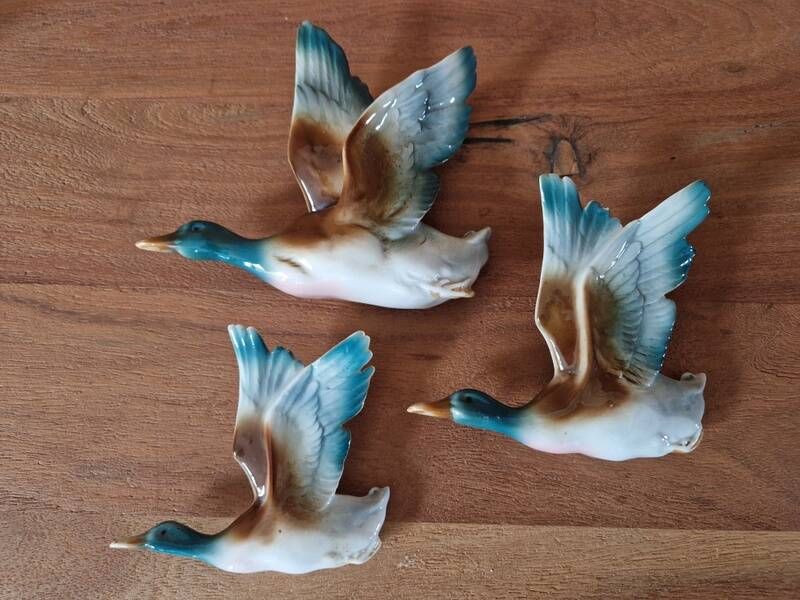 Série de 3 canards en vol en faience allemande - marque au dos