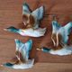 Série de 3 canards en vol en faience allemande - marque au dos