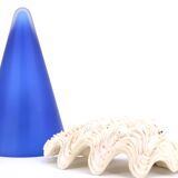 Lampe conique TeePee en verre bleu Sce, années 80