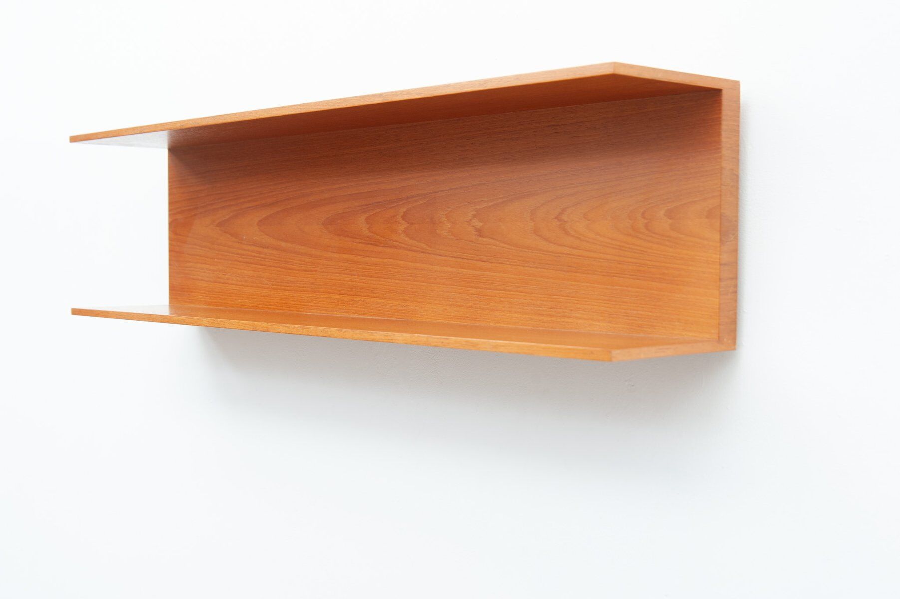 Étagère murale en bois de cerisier par Walter Wirz pour Wilhelm Renz, années 1960.