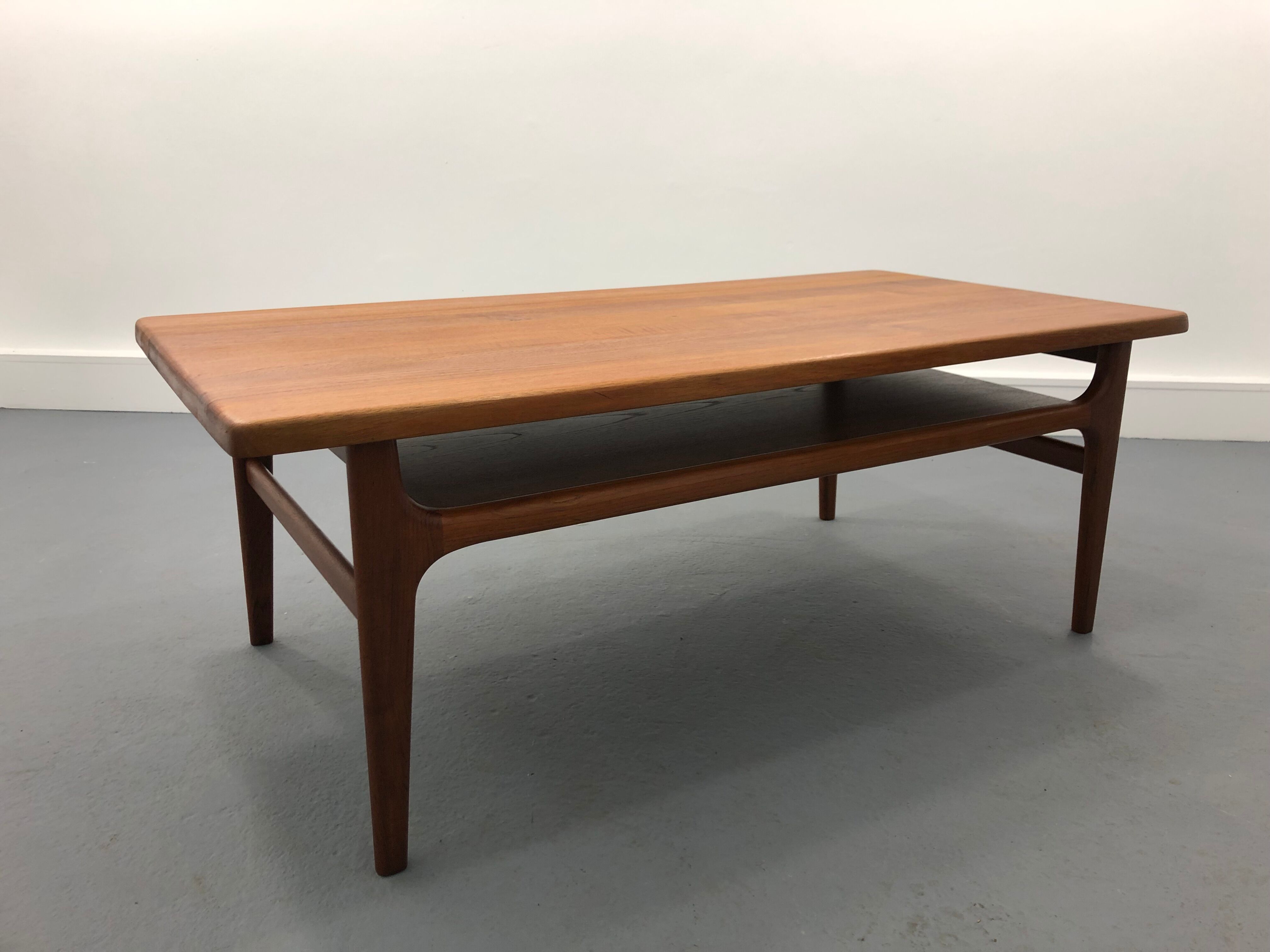 Table basse danoise du milieu du siècle avec rangement de A / S Niels Bach, 1960s
