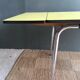 Table formica jaune