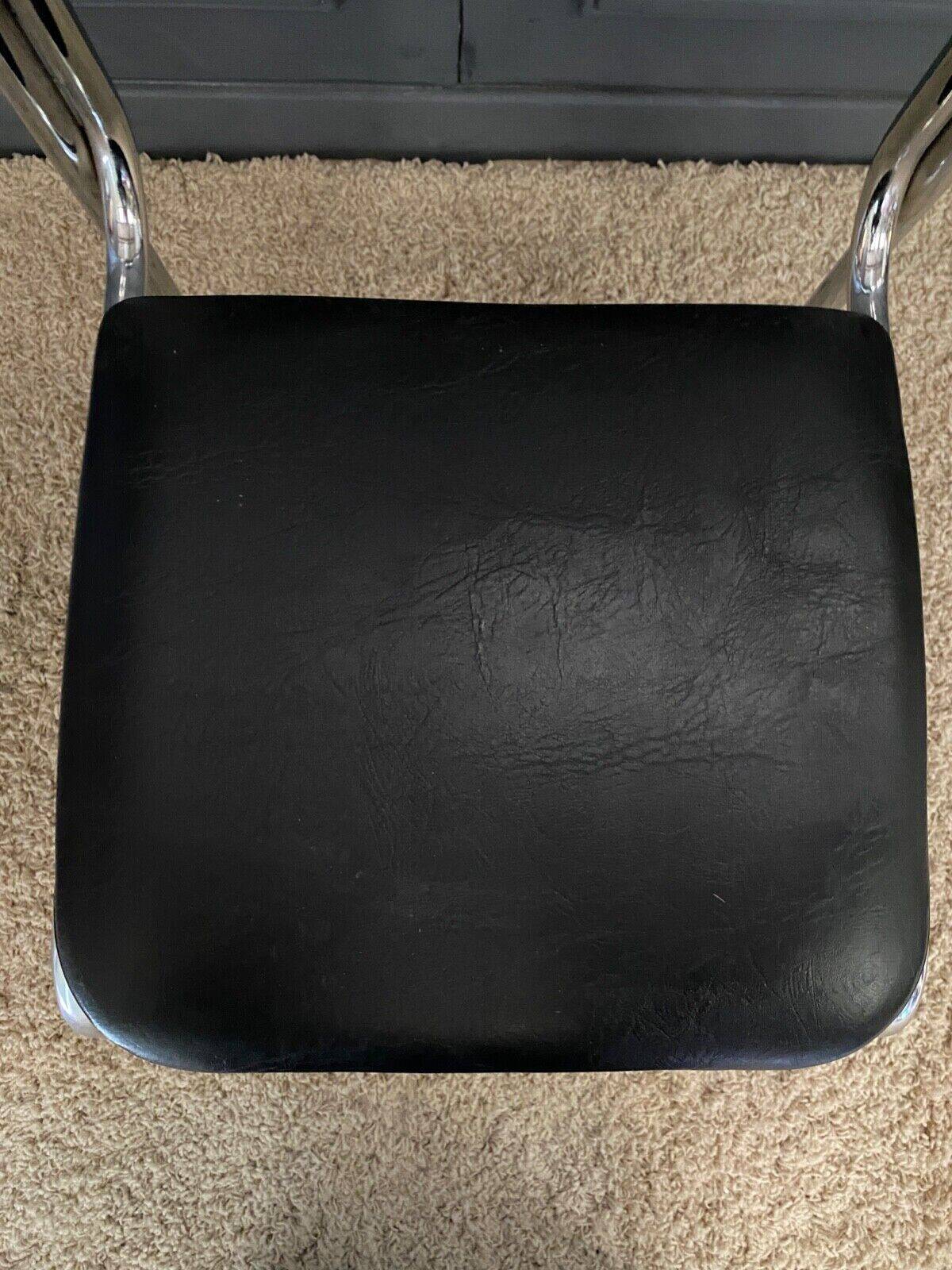 Lot de 4 chaises en skaï noir et métal chromé 1970 civic made in france
