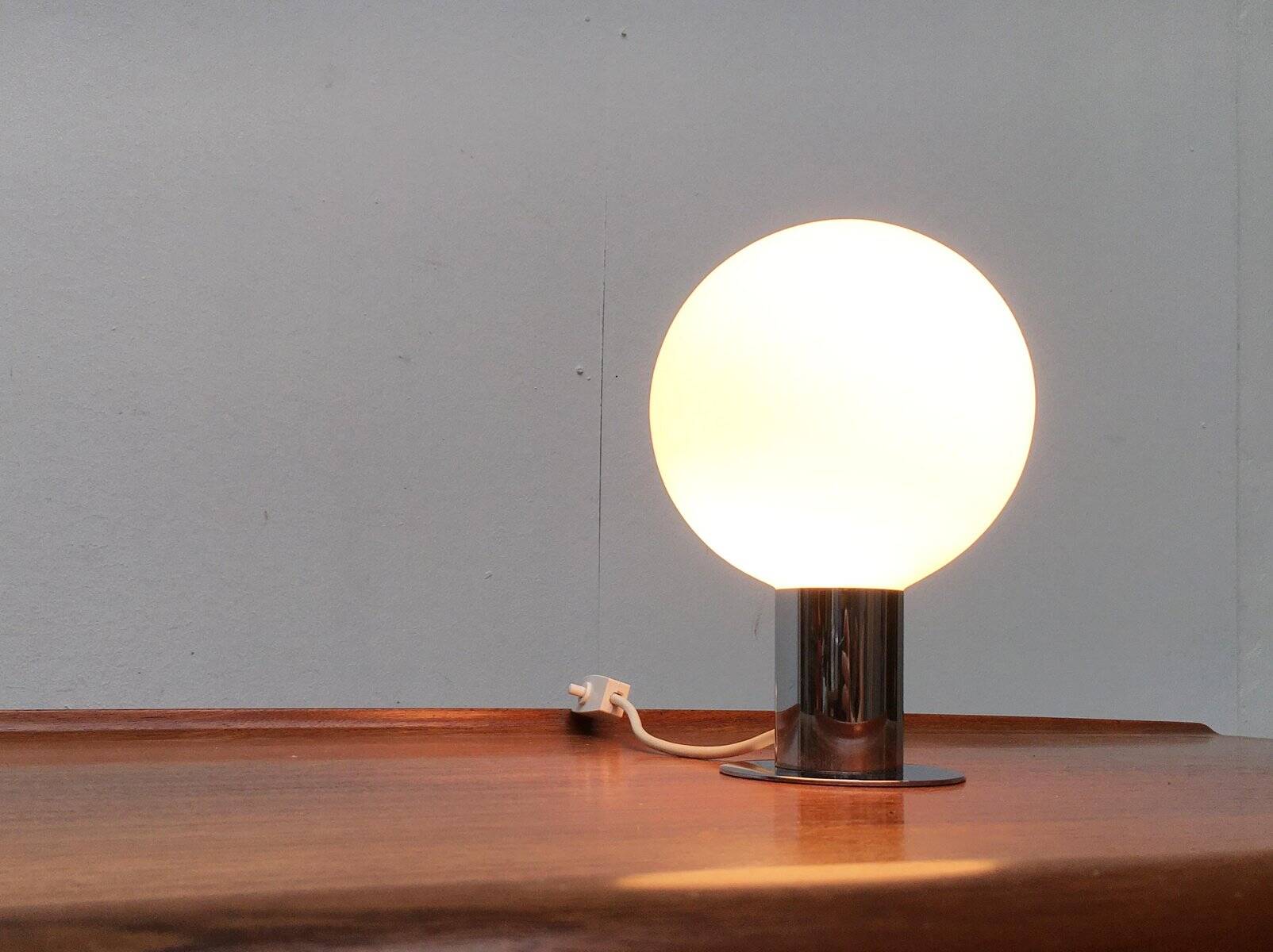 Lampe de table en chrome et verre de l'ère spatiale du milieu du siècle