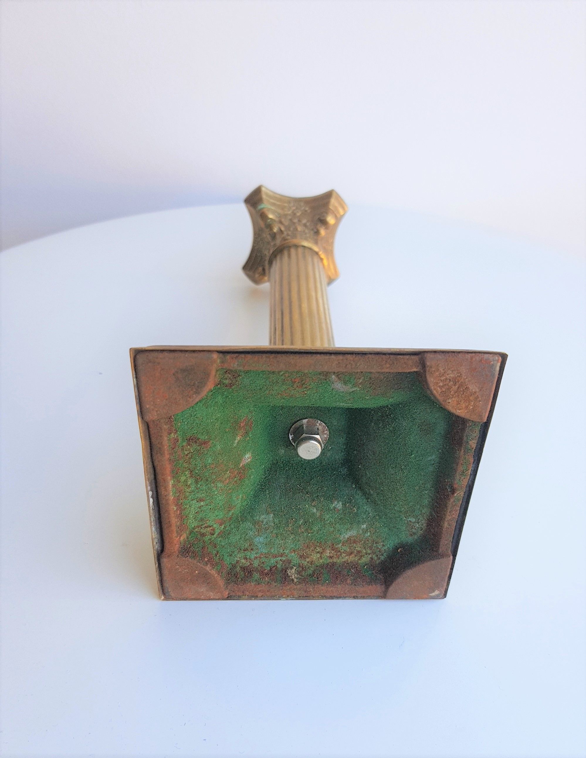 Paire de bougeoirs colonnes en laiton et bronze