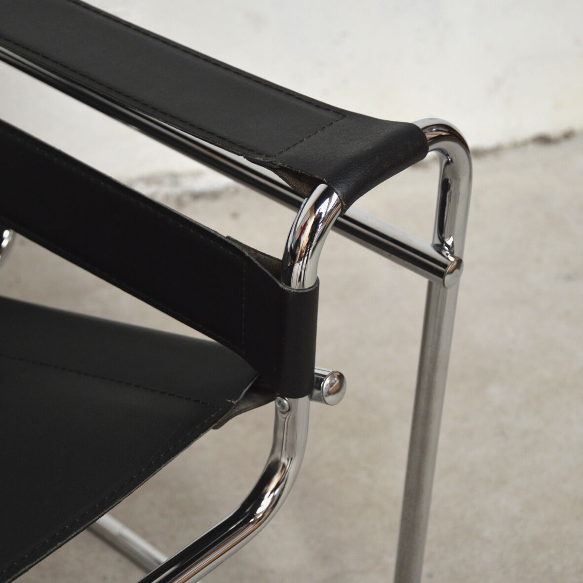 Paire de fauteuils Wassily noir par Marcel Breuer édition Habitat