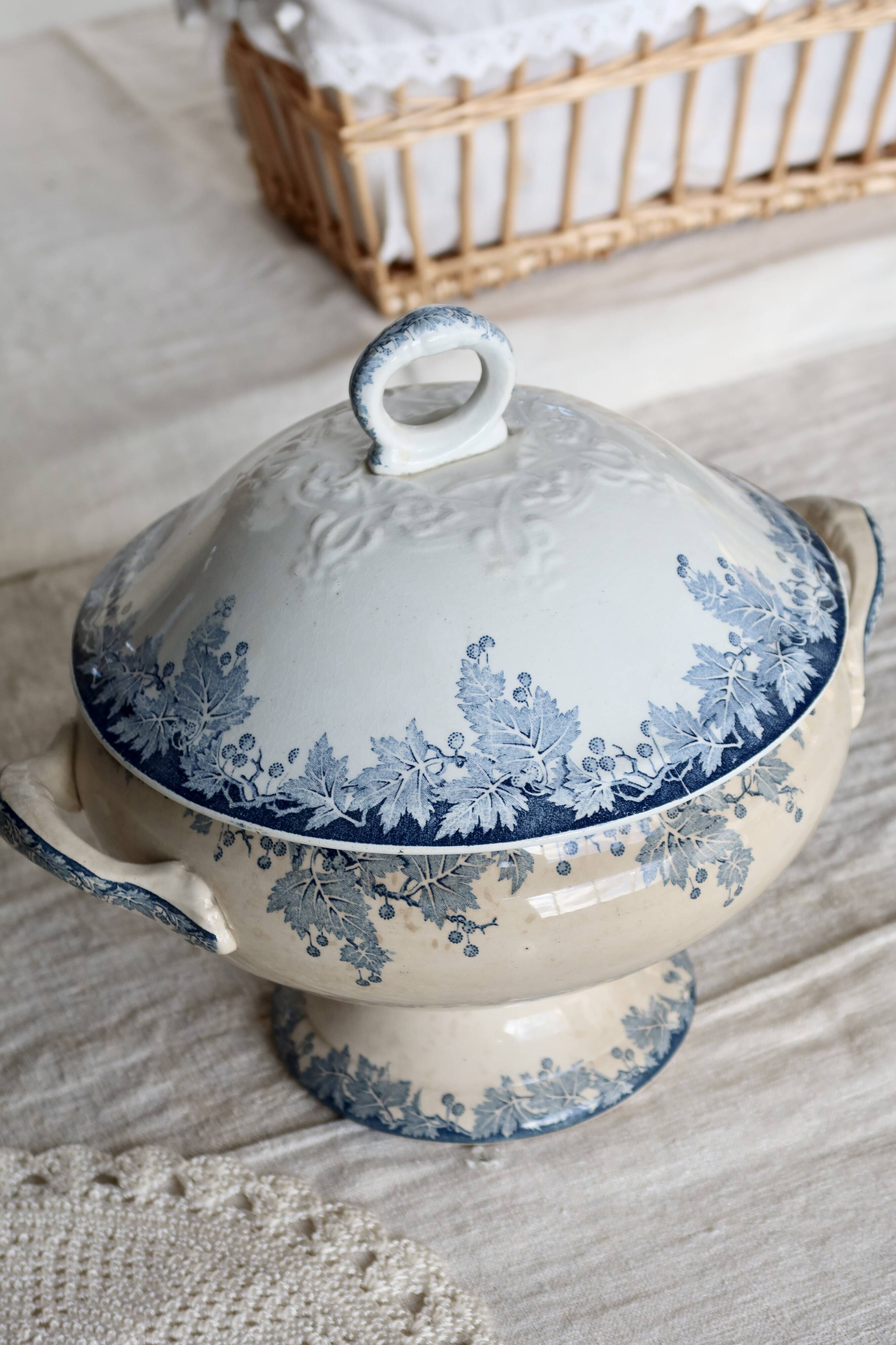 Vintage soup tureen, ironstone, Saint Amand Hamage Nord, Platane blue model.