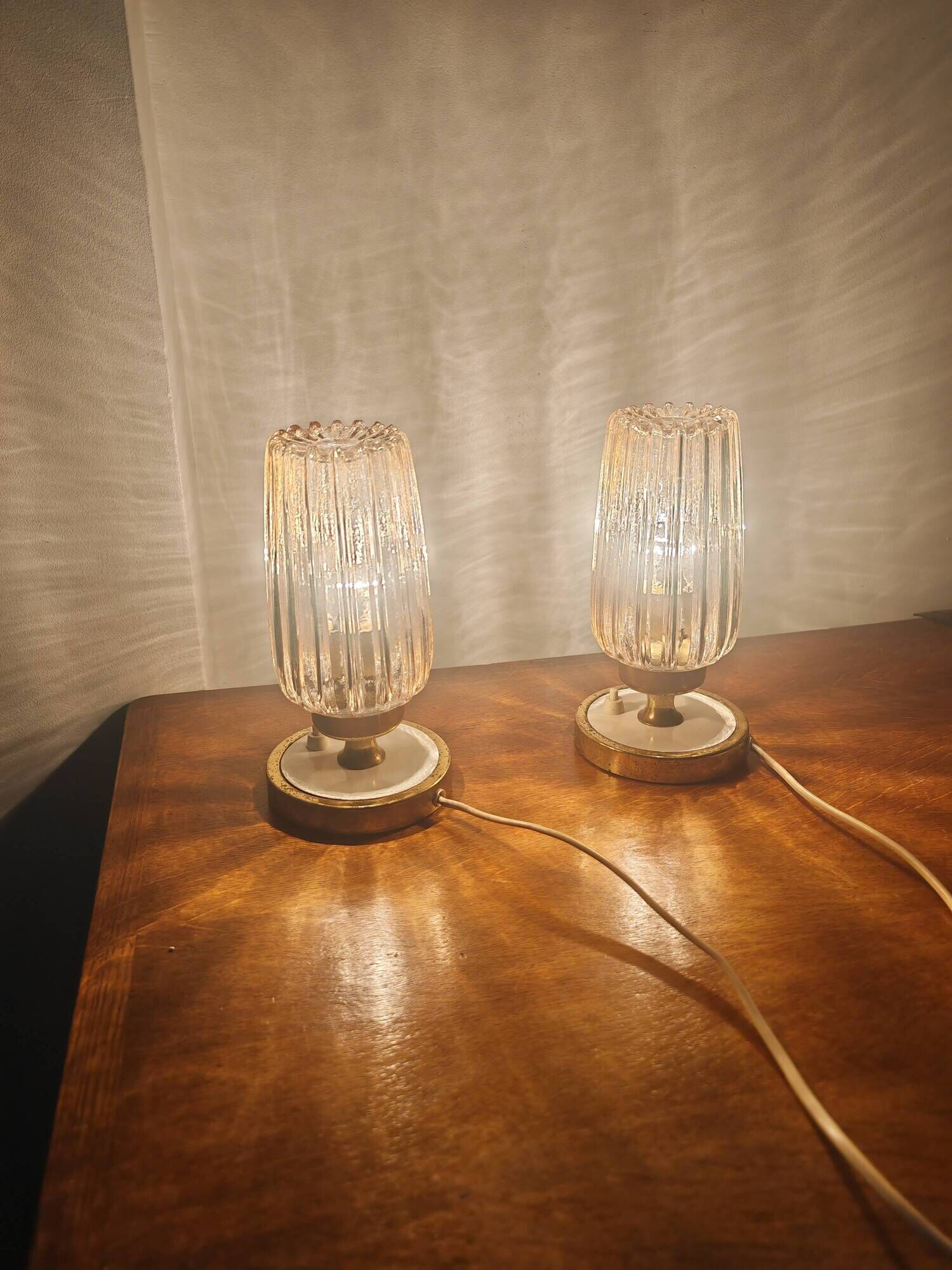 Pair of vintage 70s bedside lamps – Brushed brass, enamel & ribbed glass