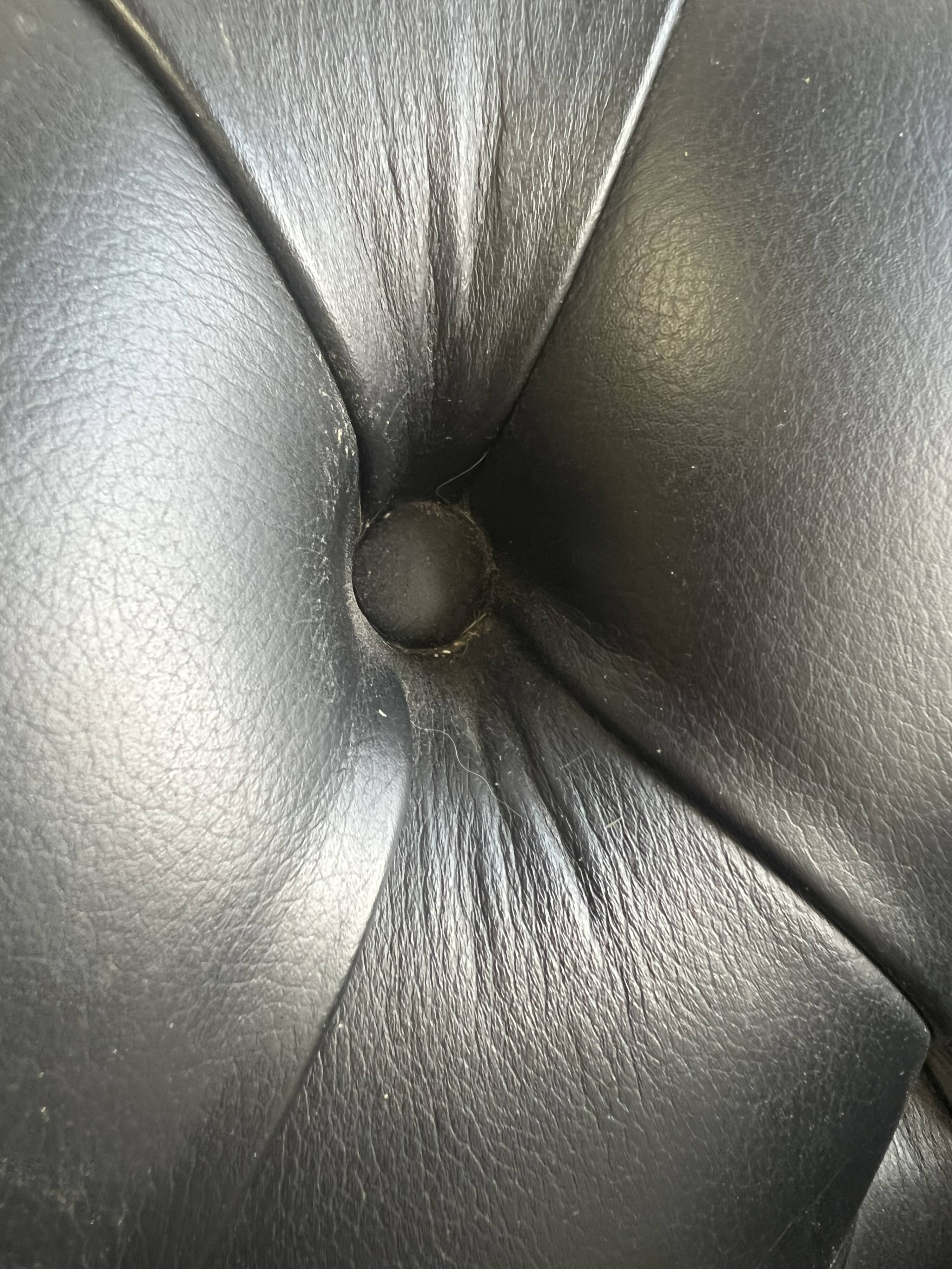 Set of 2 sturdy Chesterfield single/club seats