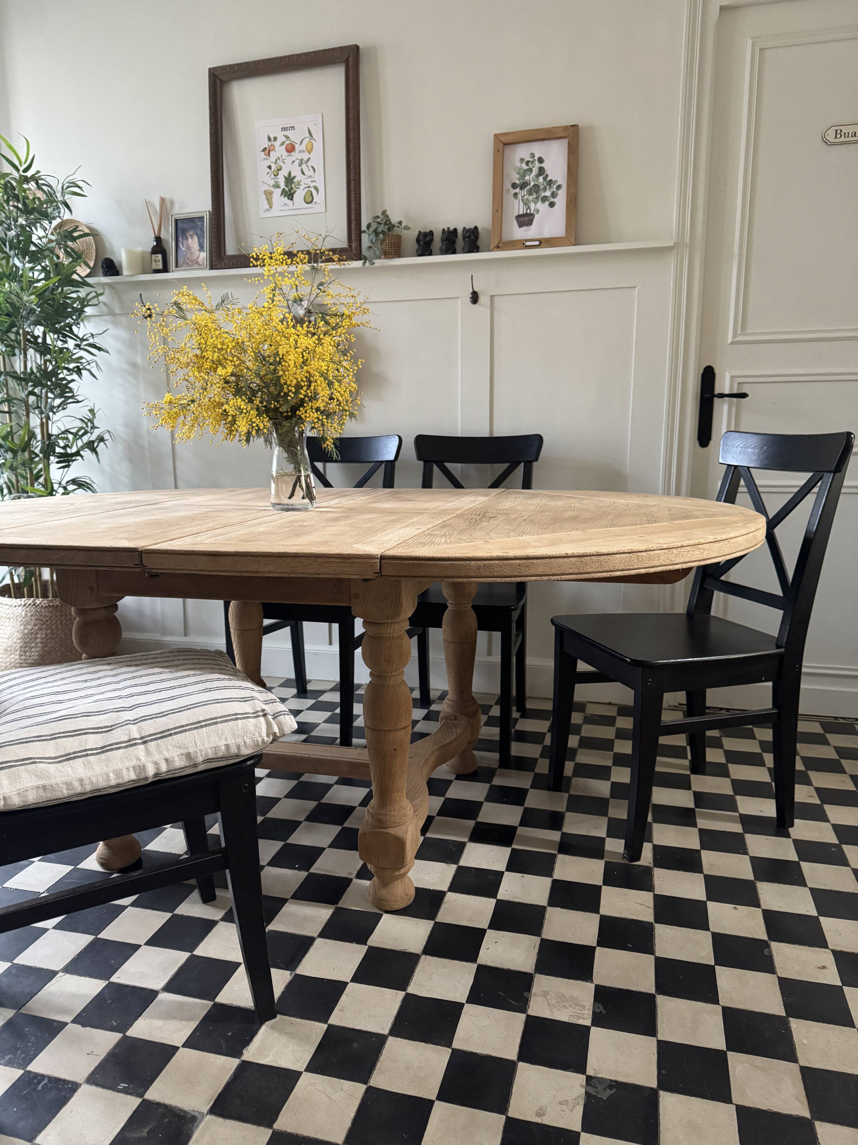 Extendable solid oak table