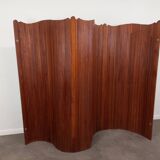 Undulating slatted screen