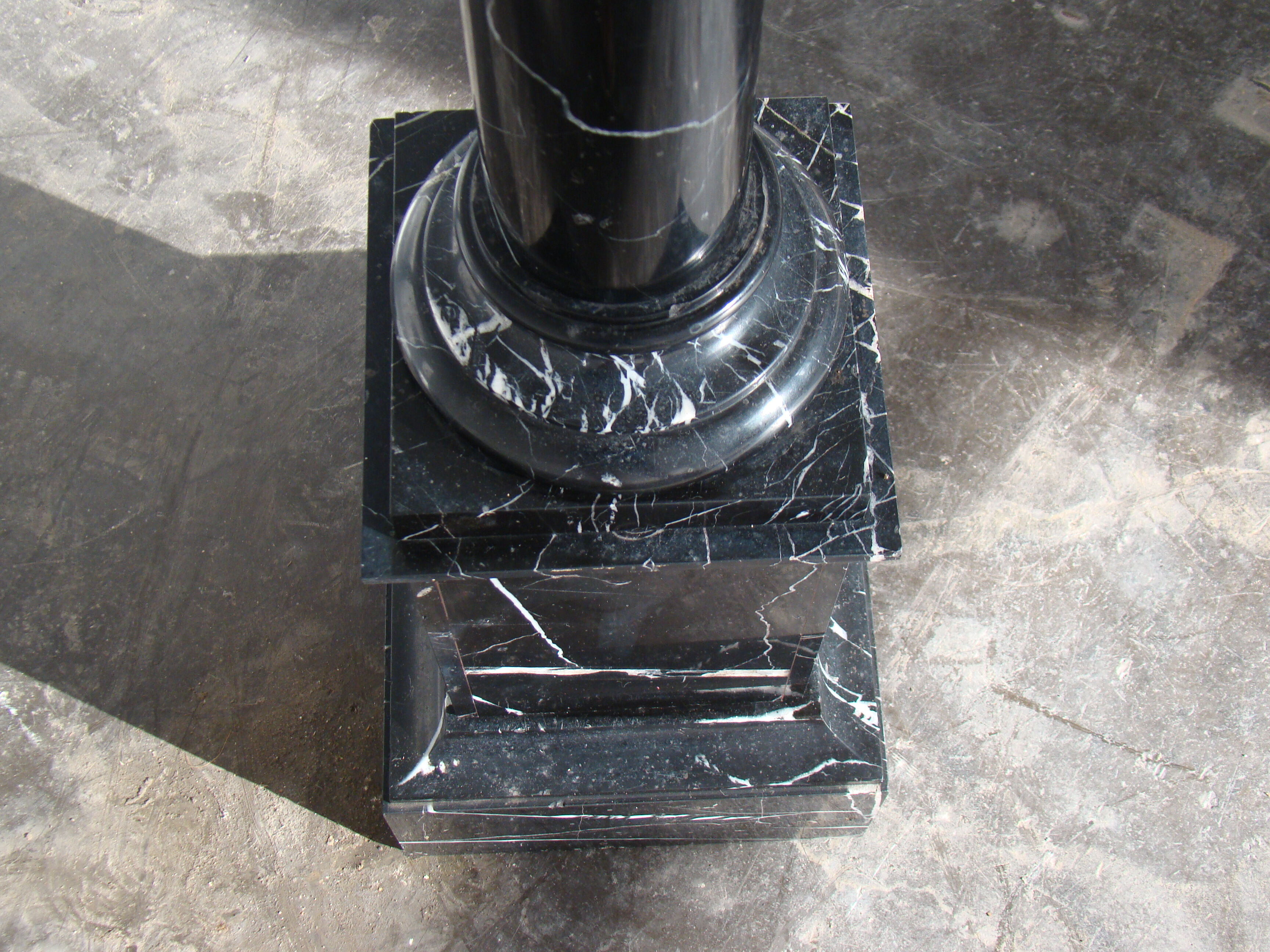 Pilier ou colonne en marbre noir