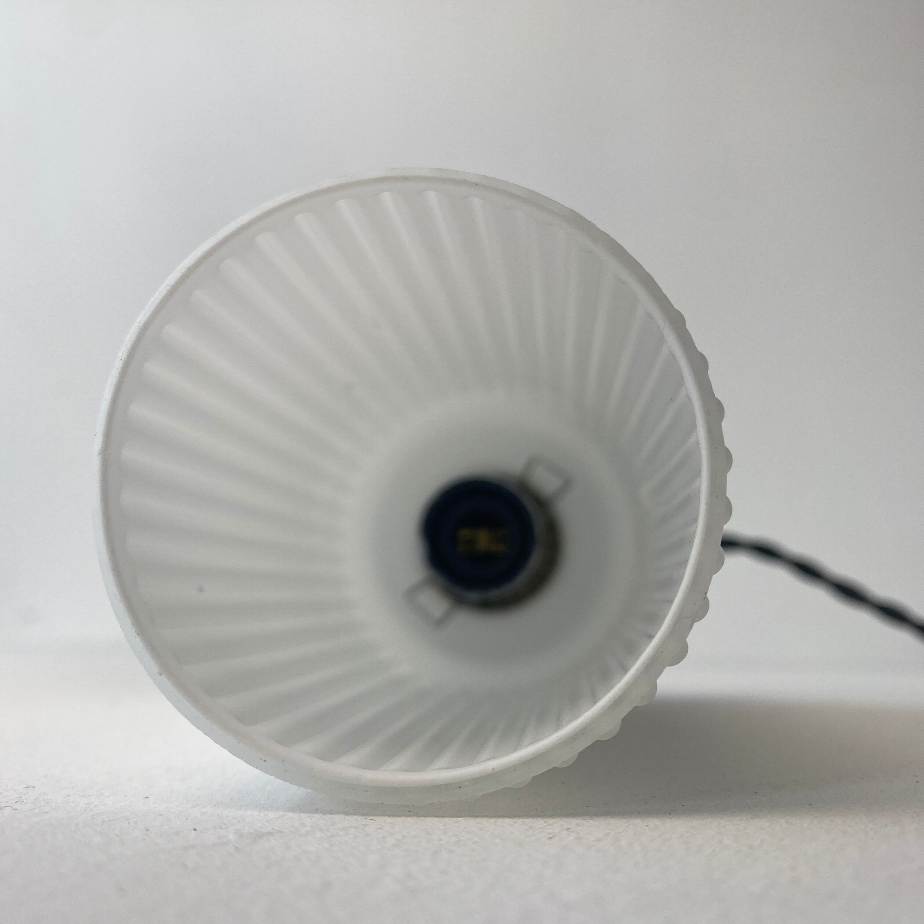 Paire d’anciennes suspensions coniques en opaline vintage