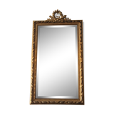 Miroir ancien doré surmonté d'un fronton et glace biseautée