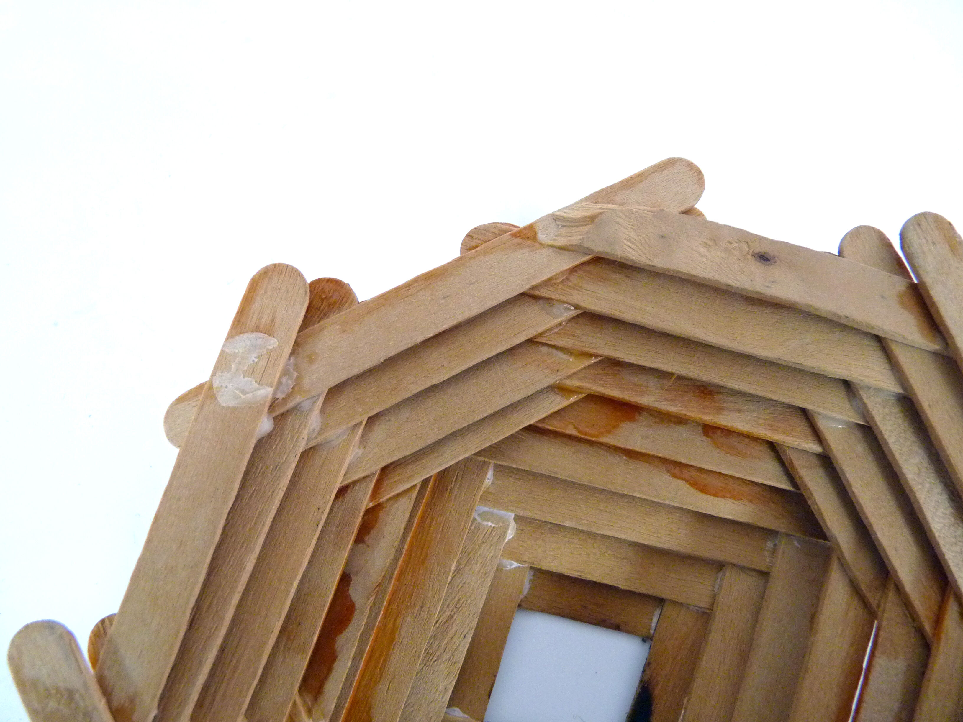 Lampe de table tramp art en bâtonnets de glace en bois art popsicle stick. année 60 70