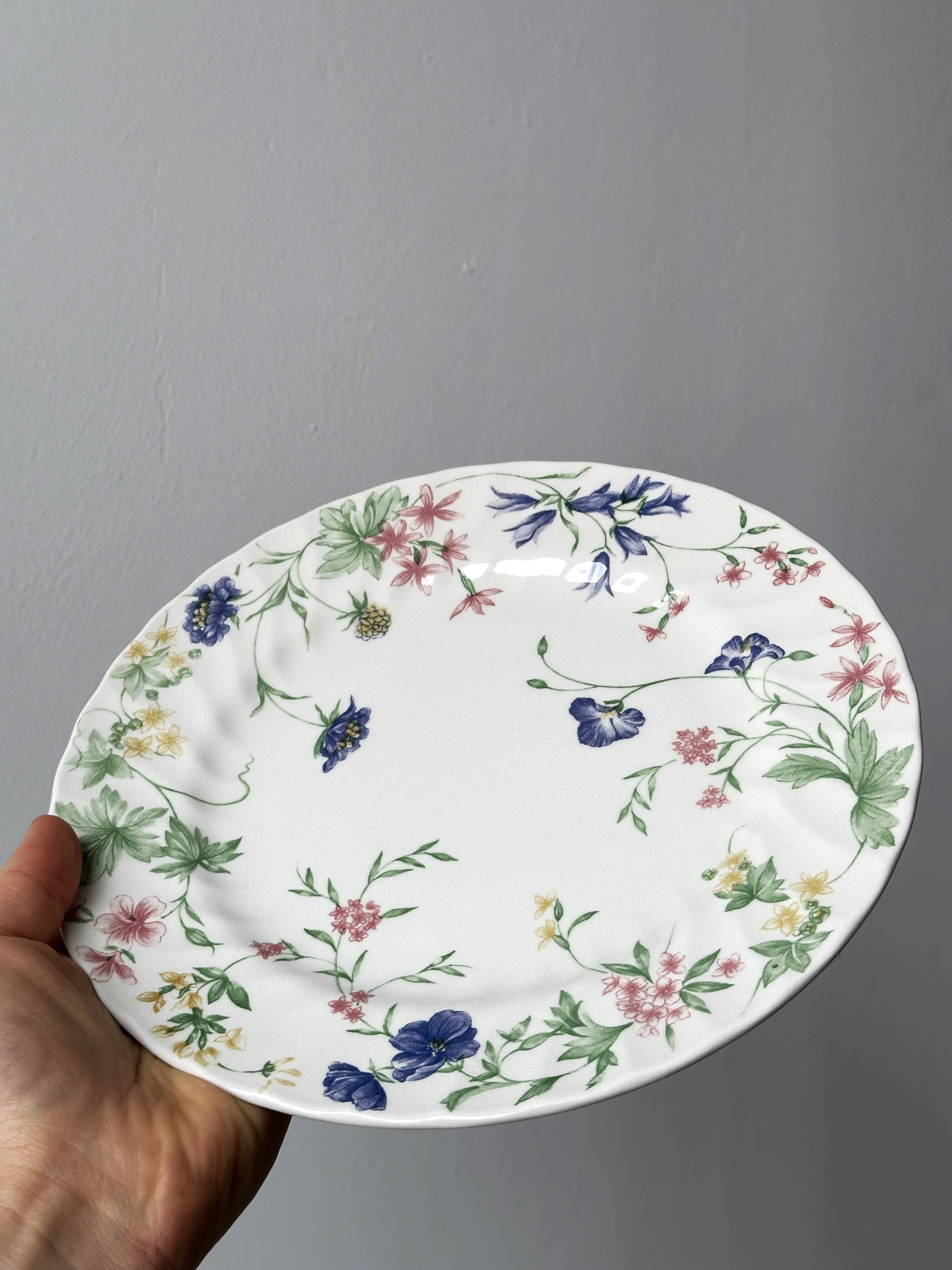 Porcelain serving plate.