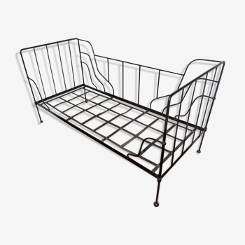 Foldable wrought iron bed