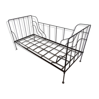Foldable wrought iron bed