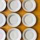 12 Assiettes plates en grès moucheté vintage
