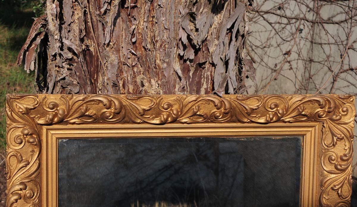 Wooden mirror decorated with gold from the 1920s