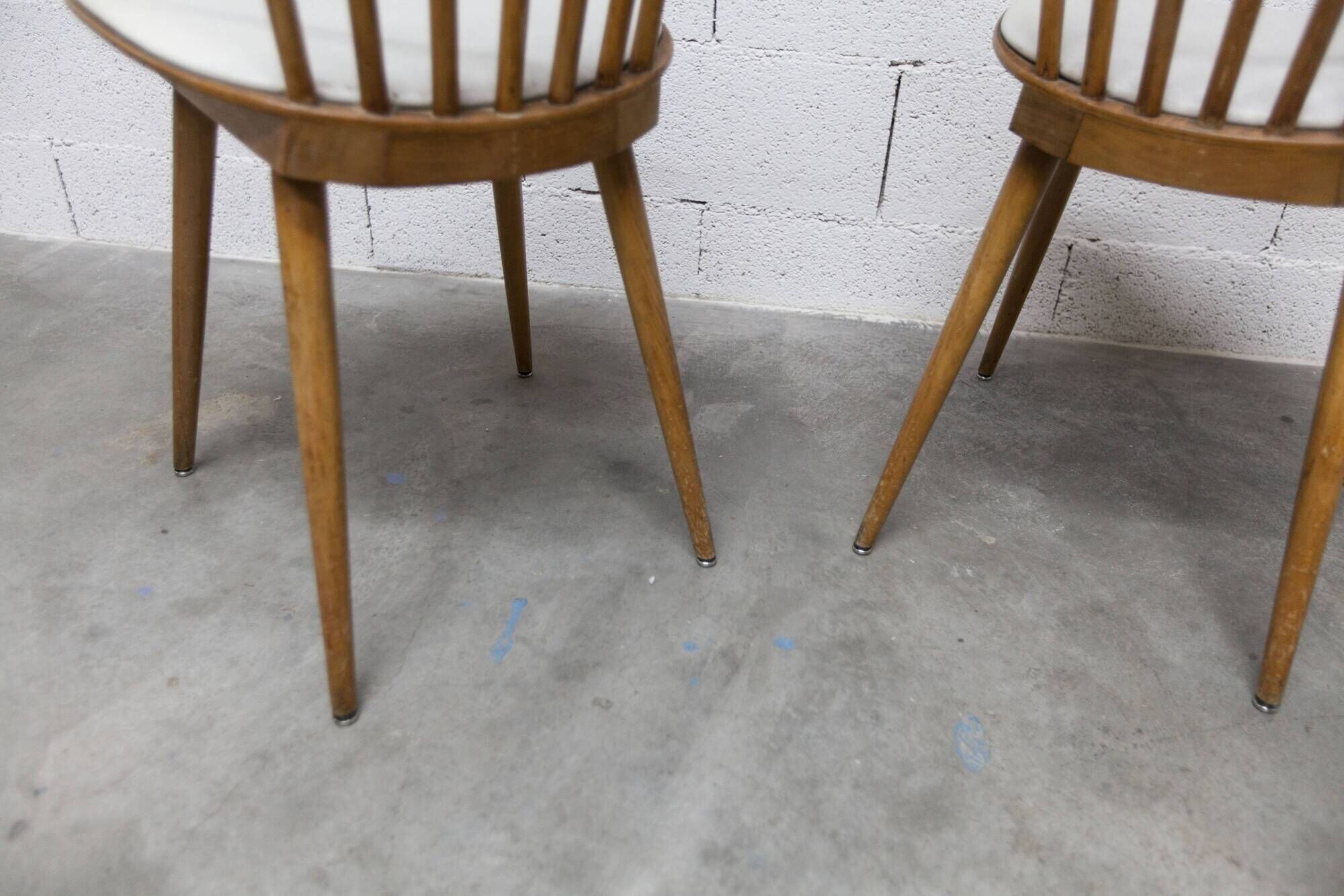 Pair of Baumann Menuet chairs, Honey patina, White skai seat