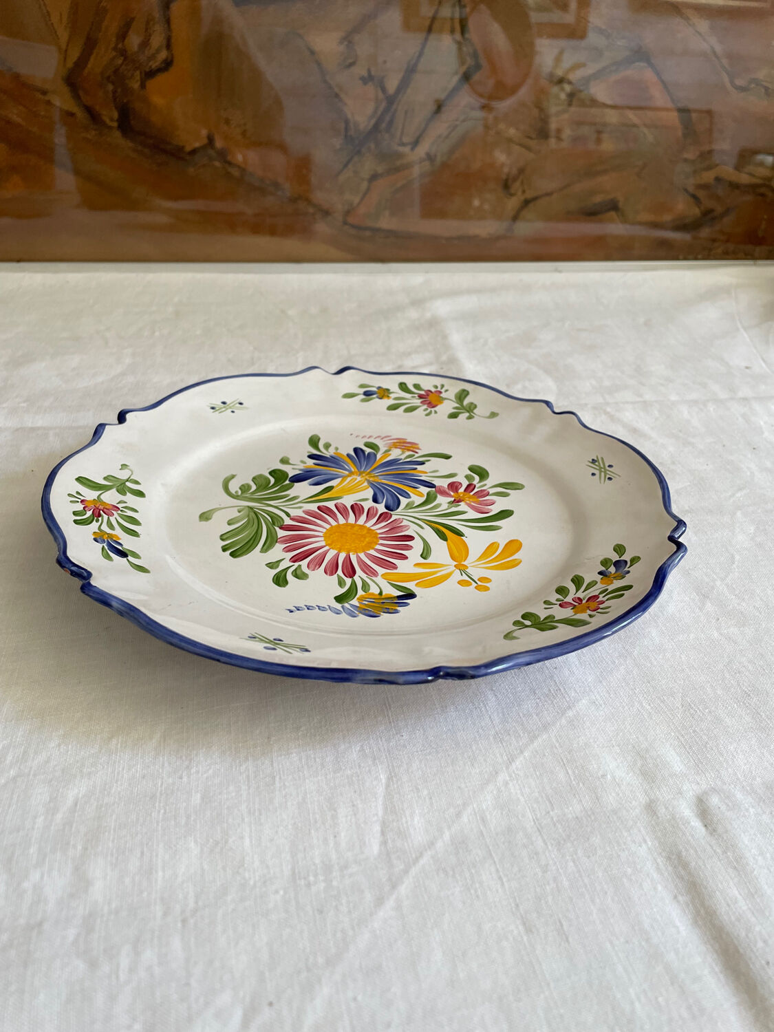 Flat flowery plate