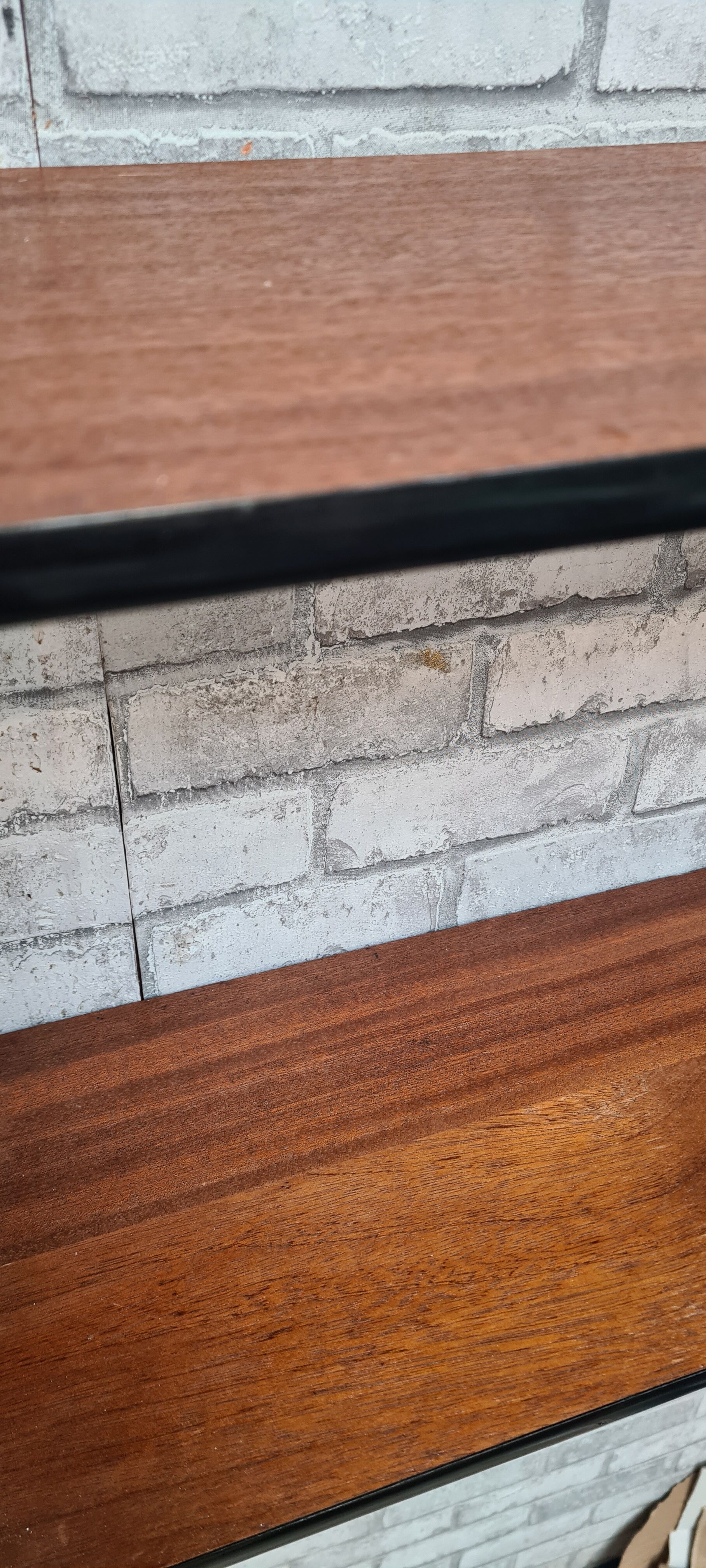 Shelf 1950 has 70 gold uprights and and plating shelf with black plastic border,