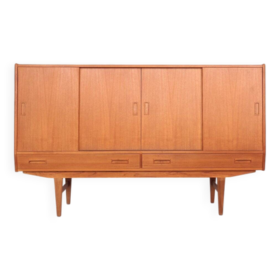 Buffet haut en teck avec portes coulissantes de Westergaard, années 1960