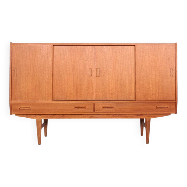 Buffet haut en teck avec portes coulissantes de Westergaard, années 1960