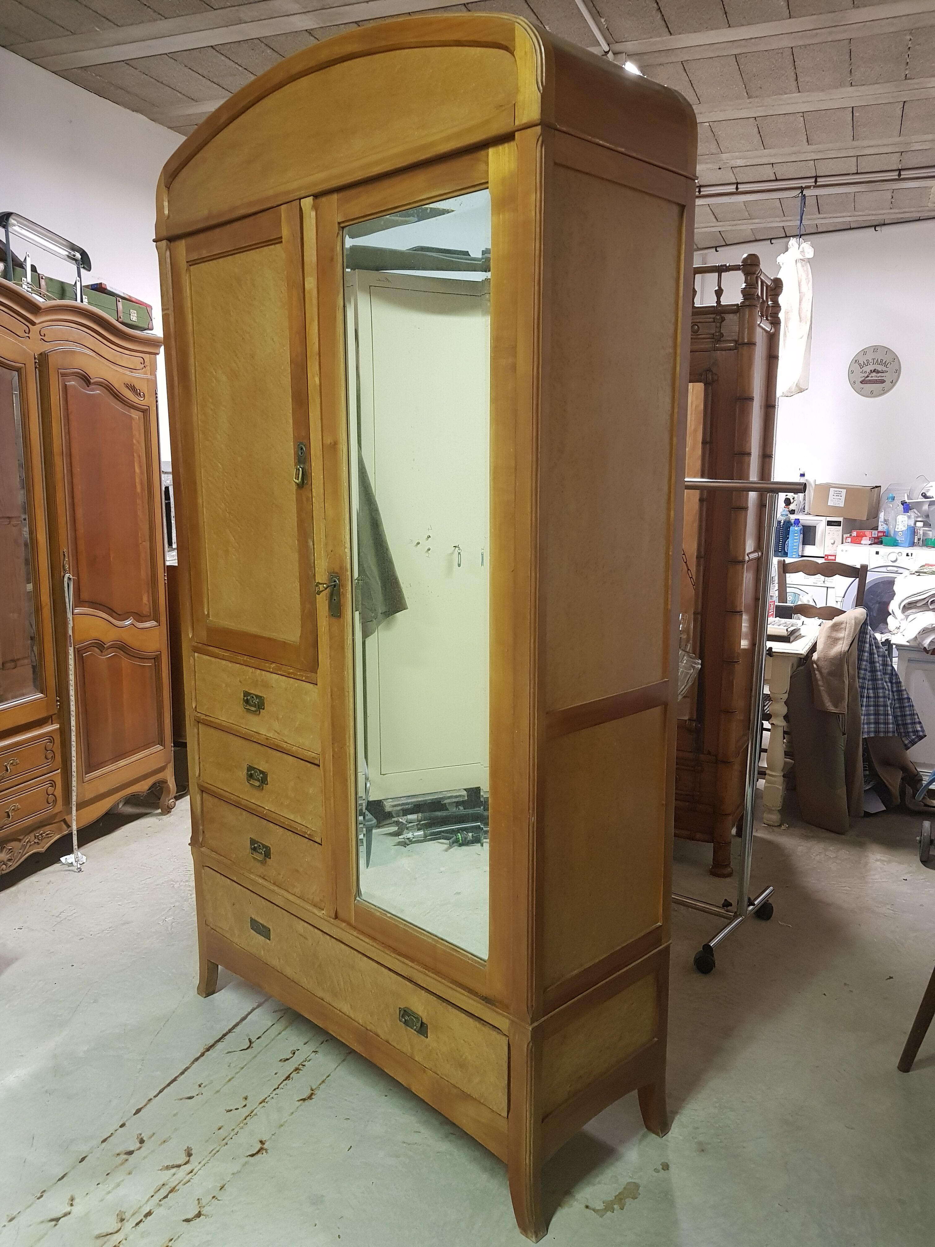 Armoire parisienne vintage