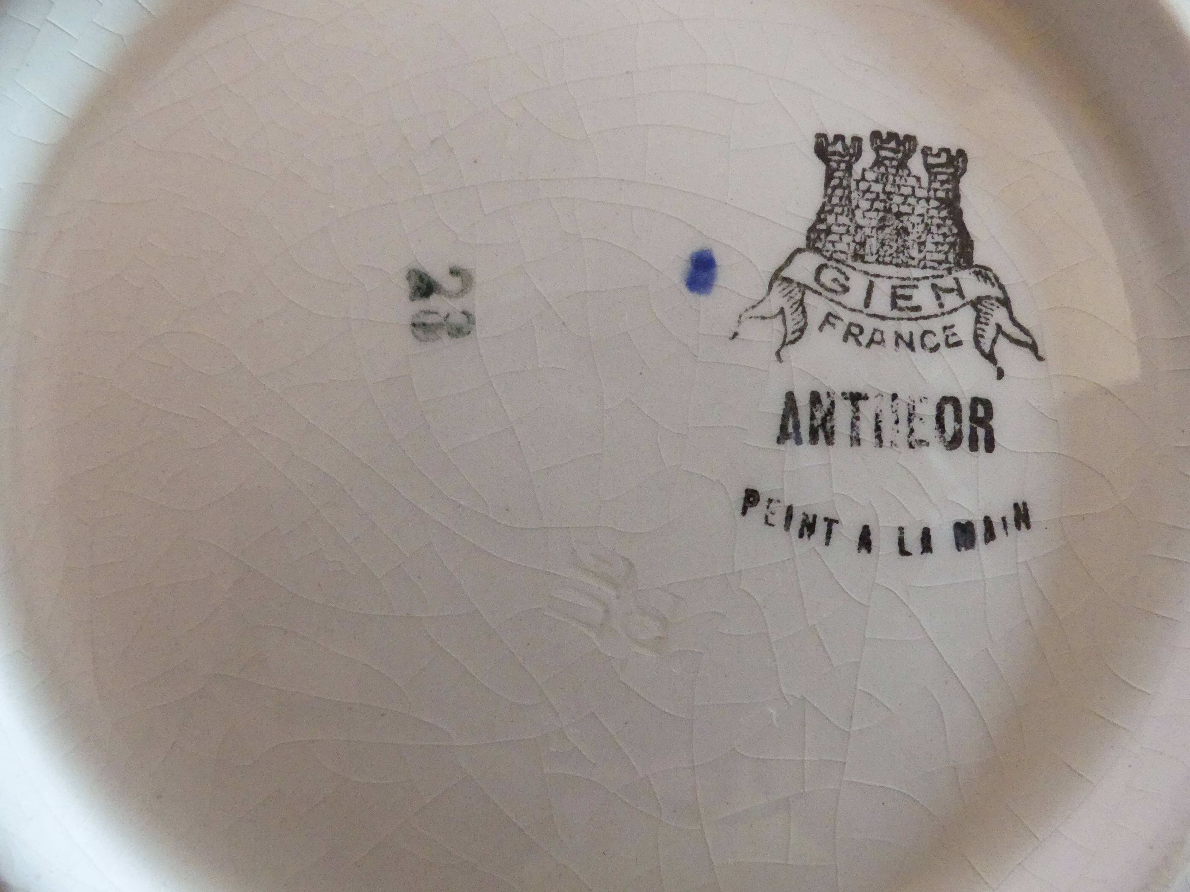 Set of 2 round serving dishes: Gien (Anthéor model) and Duralex.