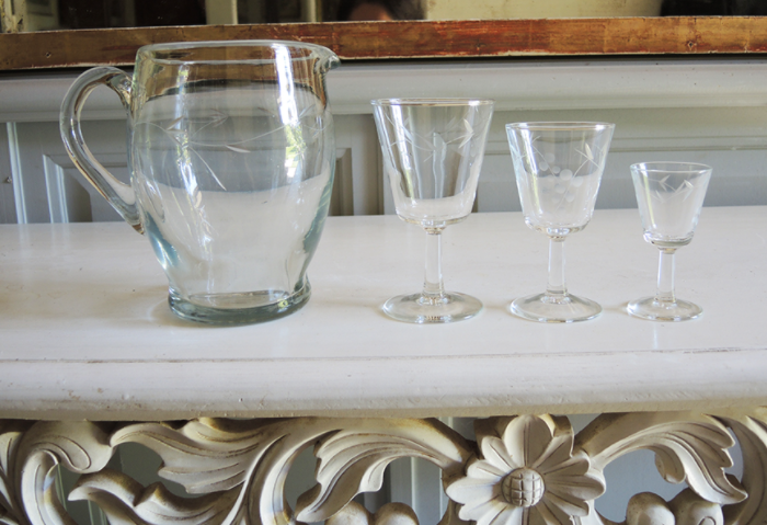 Service of 33 glasses on foot and carafe