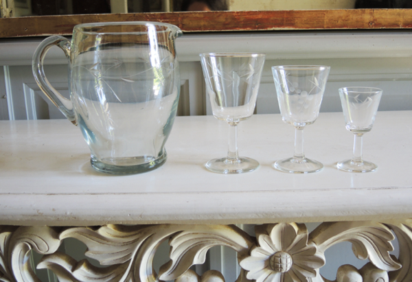 Service de 33 verres à pied et carafe
