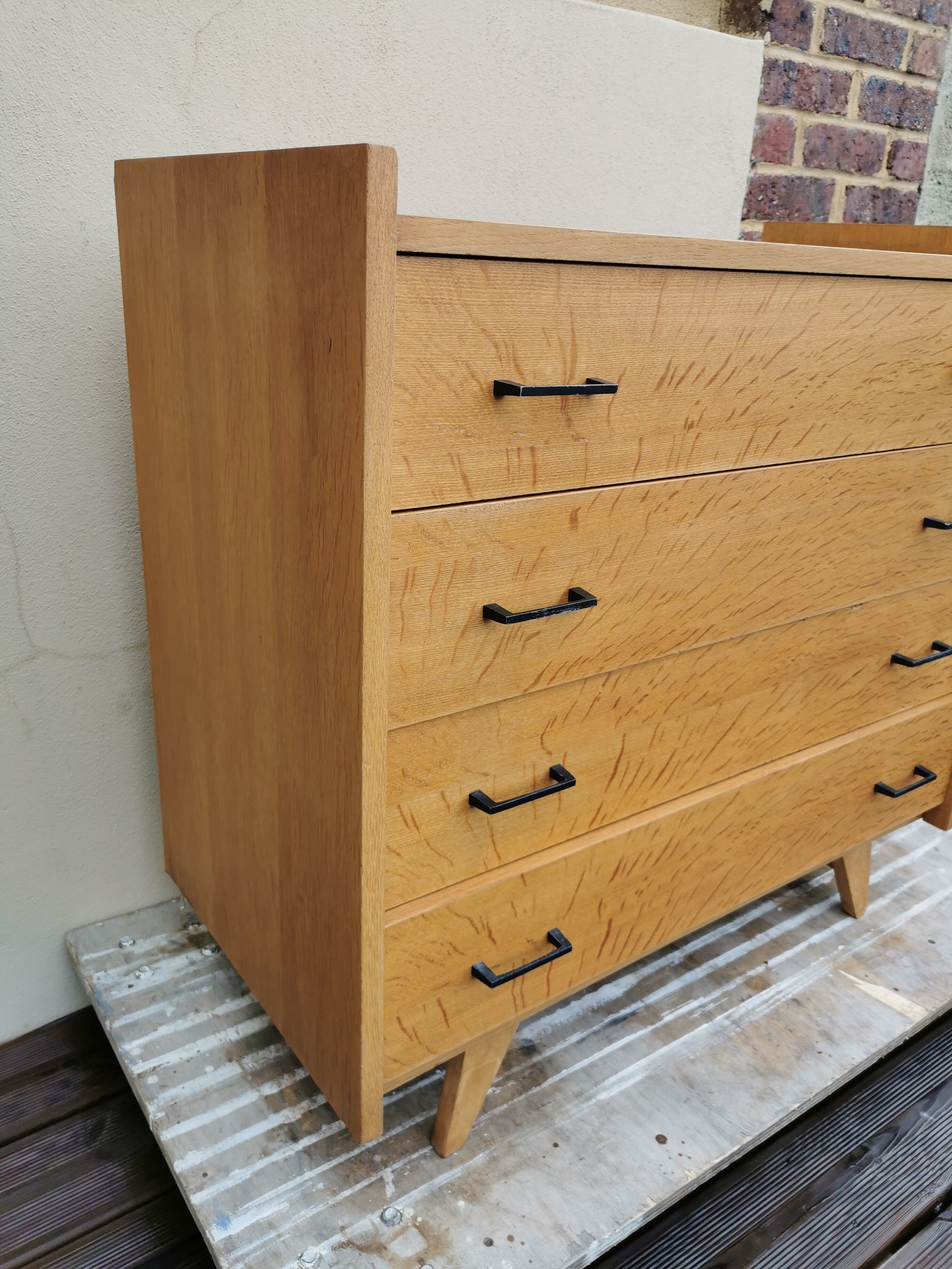 Commode pieds compas