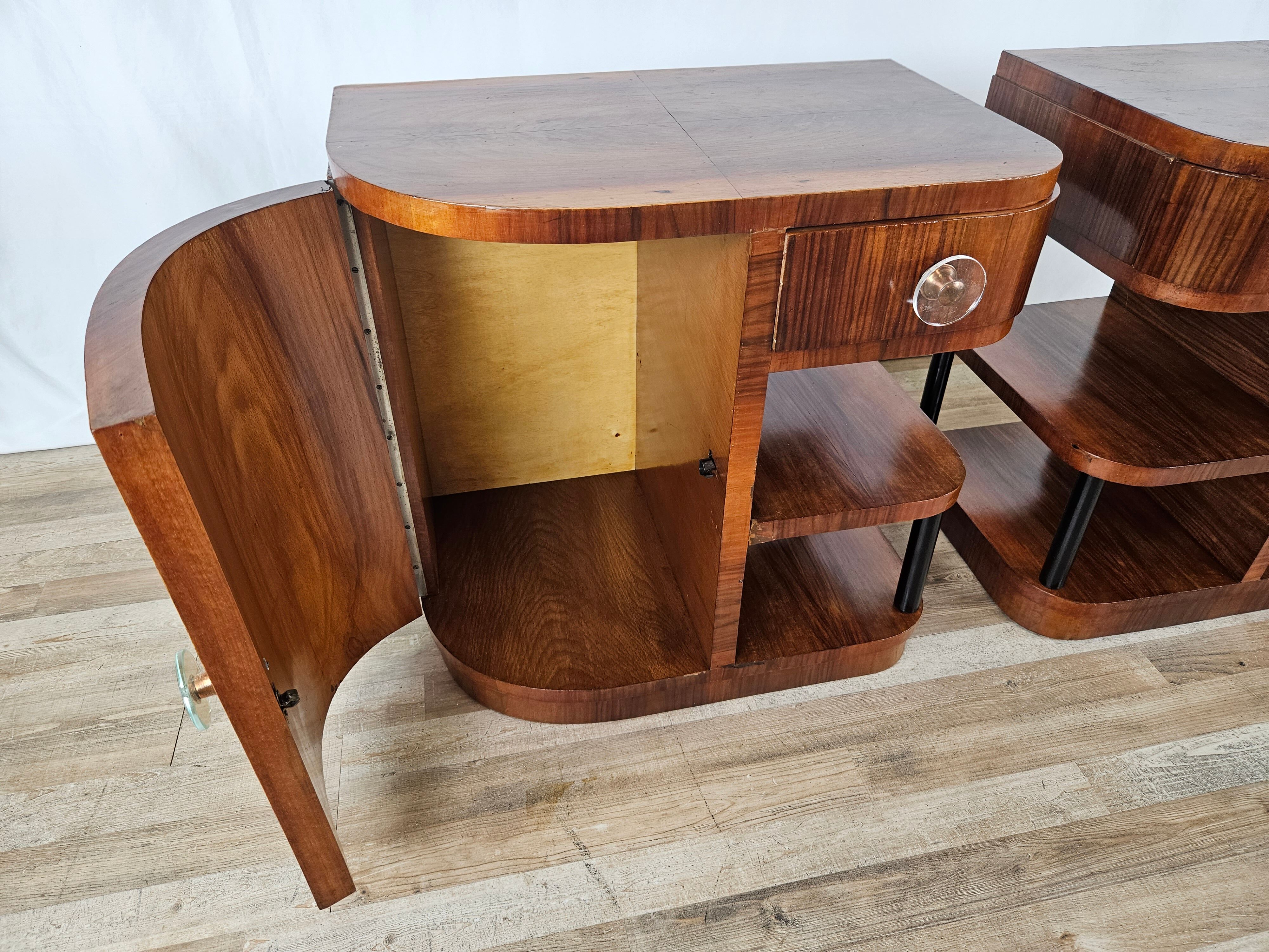 Pair of Art Decò bedside tables in walnut and thuja