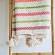 Plaid marocain en laine tissée main et décoré de rayures et pompons
