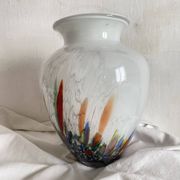 Grand vase en verre soufflé à inclusions polychromes style Murano